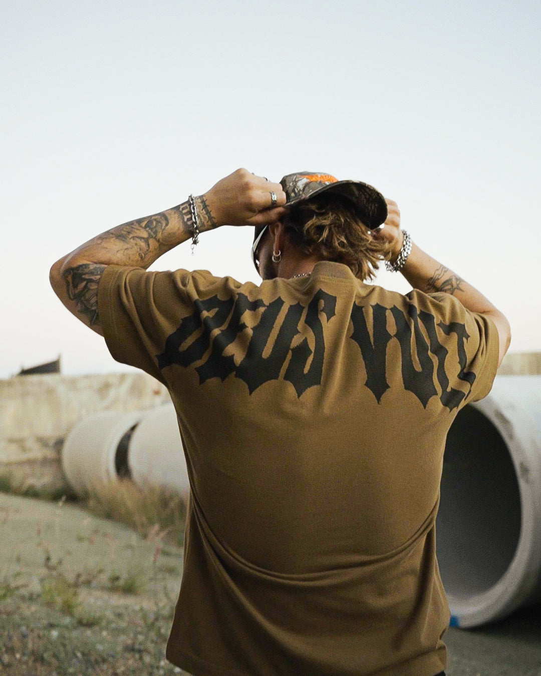 DEUS VULT - TAN 499 - PREMIUM T-SHIRT